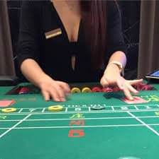 Antarmuka aplikasi menara 188 menampilkan permainan slot dan live dealer